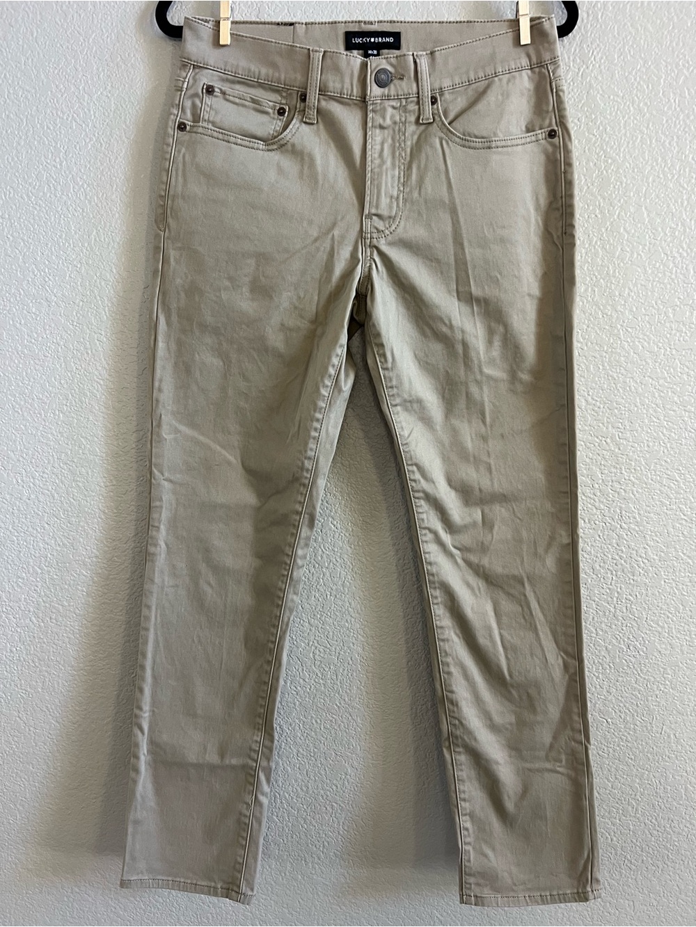 Lucky Brand 121 Slim Straight 5 Pocket Men’s Chinos in Light Khaki Size 30x30